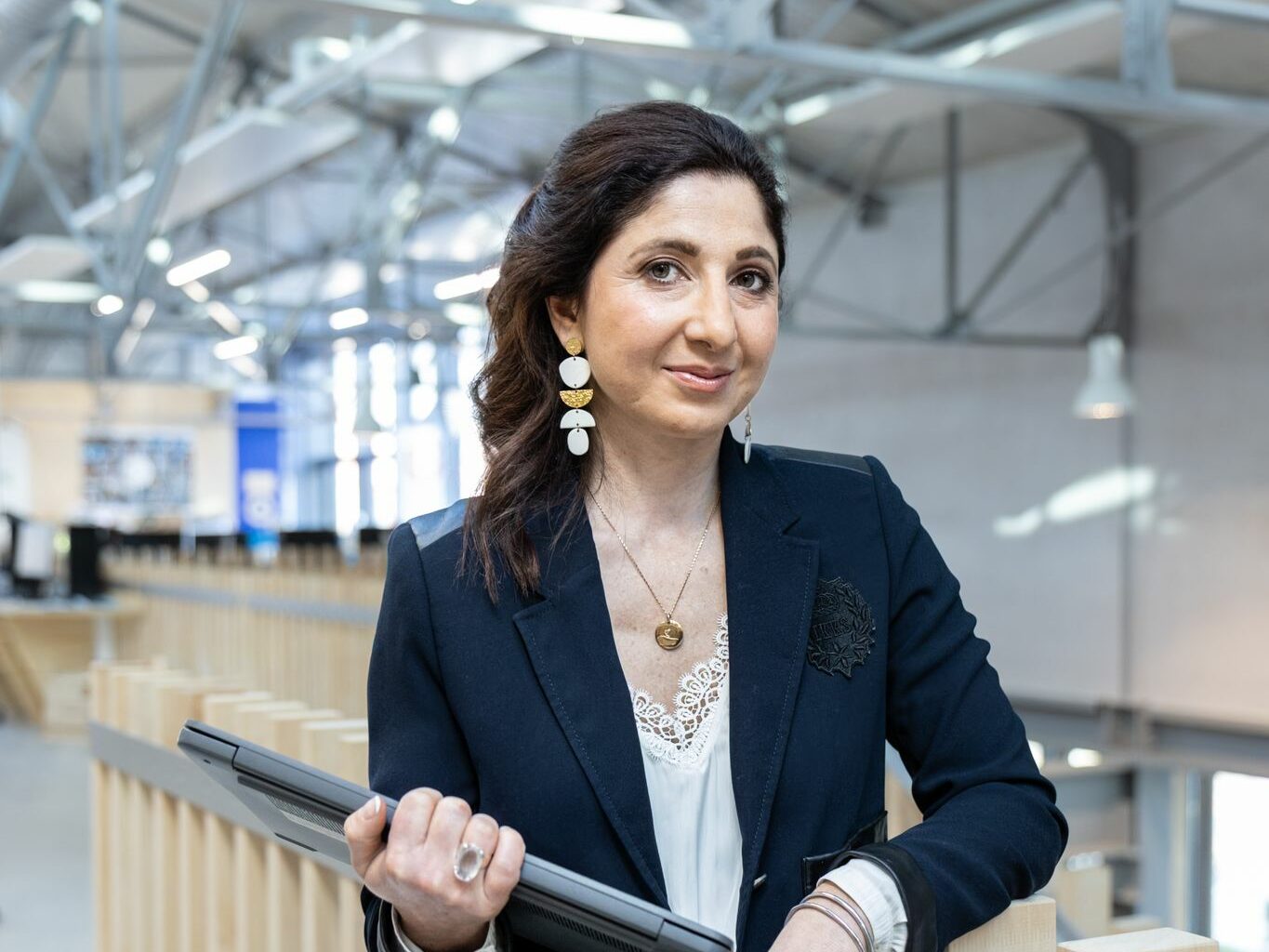 Portrait photo de Donatella Carduana, consultante en ressources humaines spécialisée dans le médico-social chez Donatella Consulting à Saint-Amand-Les-Eaux. Elle tient un ordinateur dans ses mains et a une posture professionnelle et ouverte à l'échange.